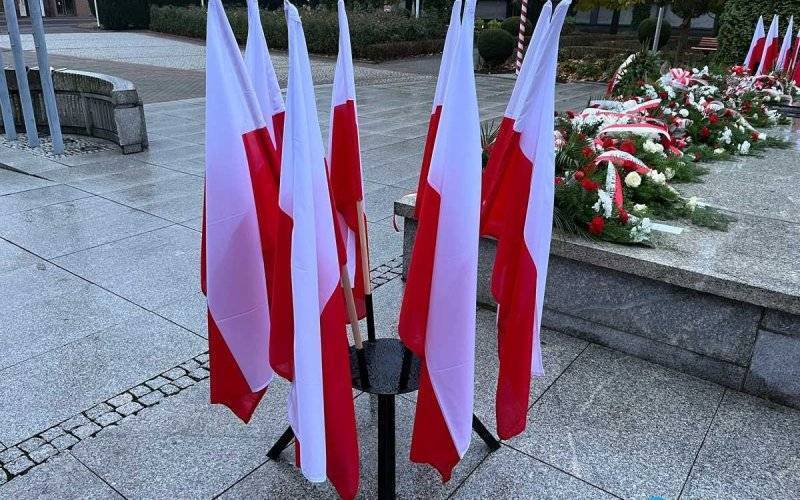 Nastolatek podeptał i wyrzucił biało-czerwoną flagę