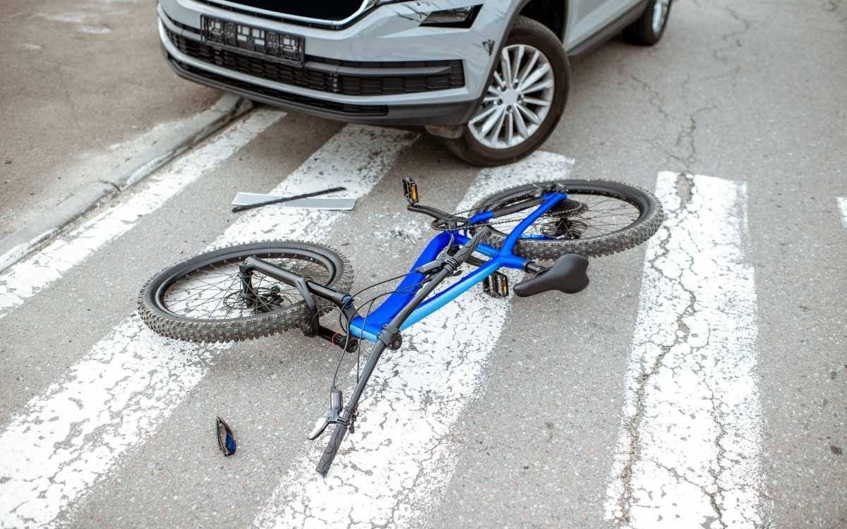 Przejeżdżał rowerem przez przejście. Potrącił go samochód