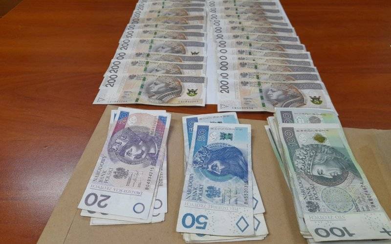 Kto zgubił grubszą gotówkę? Uczciwy znalazca odniósł ją na policję