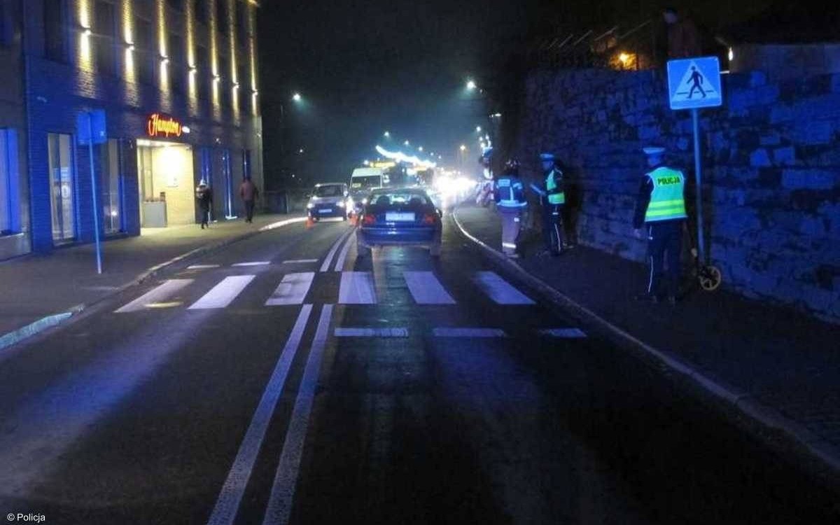 Potrącił pieszą i odjechał. Policjanci apelują o pomoc w jego odnalezieniu – FOTO