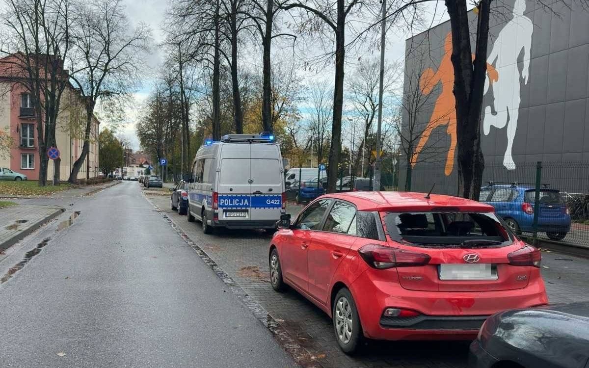 Młody mężczyzna na hulajnodze uderzył w samochód