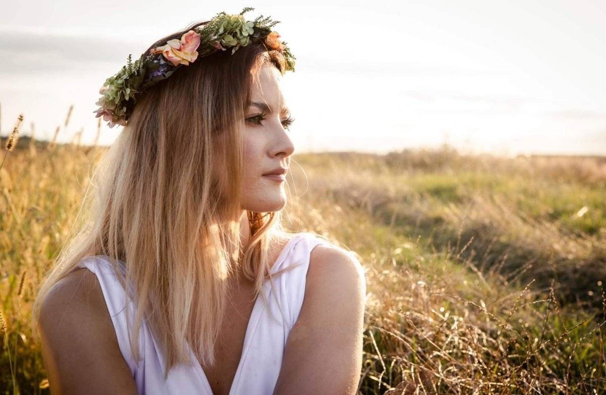 Ana Szen prezentuje nowy singiel „Samoloty” – FILM