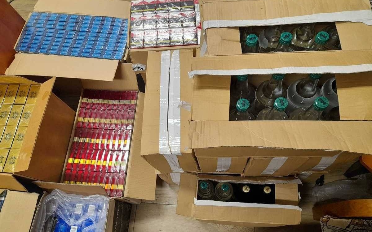 Alkohol i papierosy z nielegalnych źródeł – FOTO