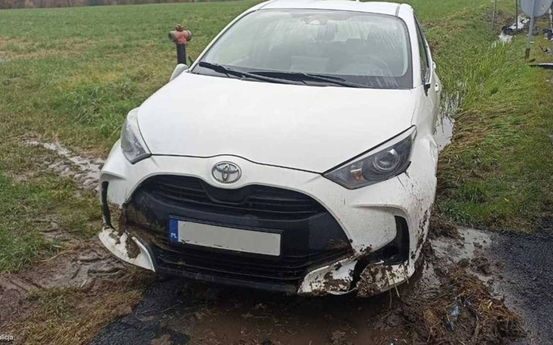 Kierująca osobówką podczas wyprzedzania zderzyła się z tirem – FOTO