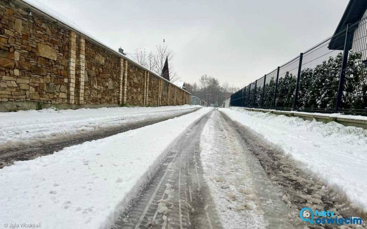 Zima zaskoczyła drogowców? Czytelniczka mówi o „szklance” na drodze – FOTO