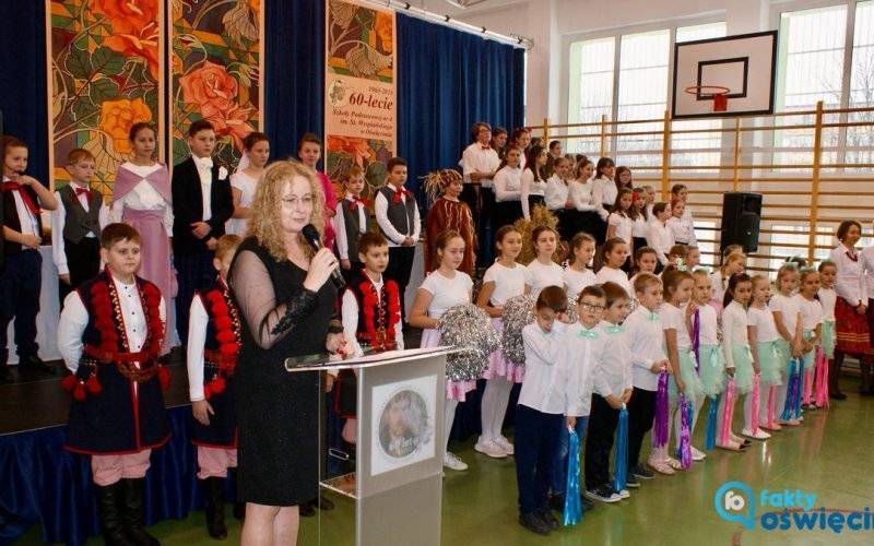 Oświęcimska podstawowa Czwórka dziarską sześćdziesięciolatką – FILM, FOTO