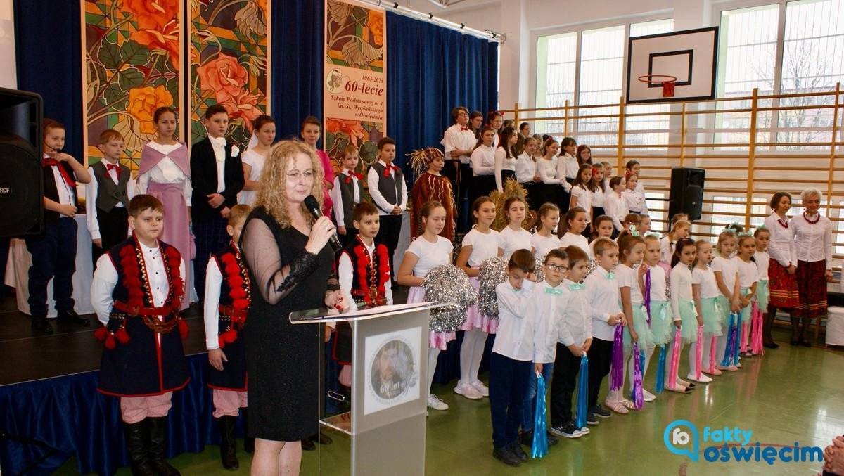 Oświęcimska podstawowa Czwórka dziarską sześćdziesięciolatką – FILM, FOTO