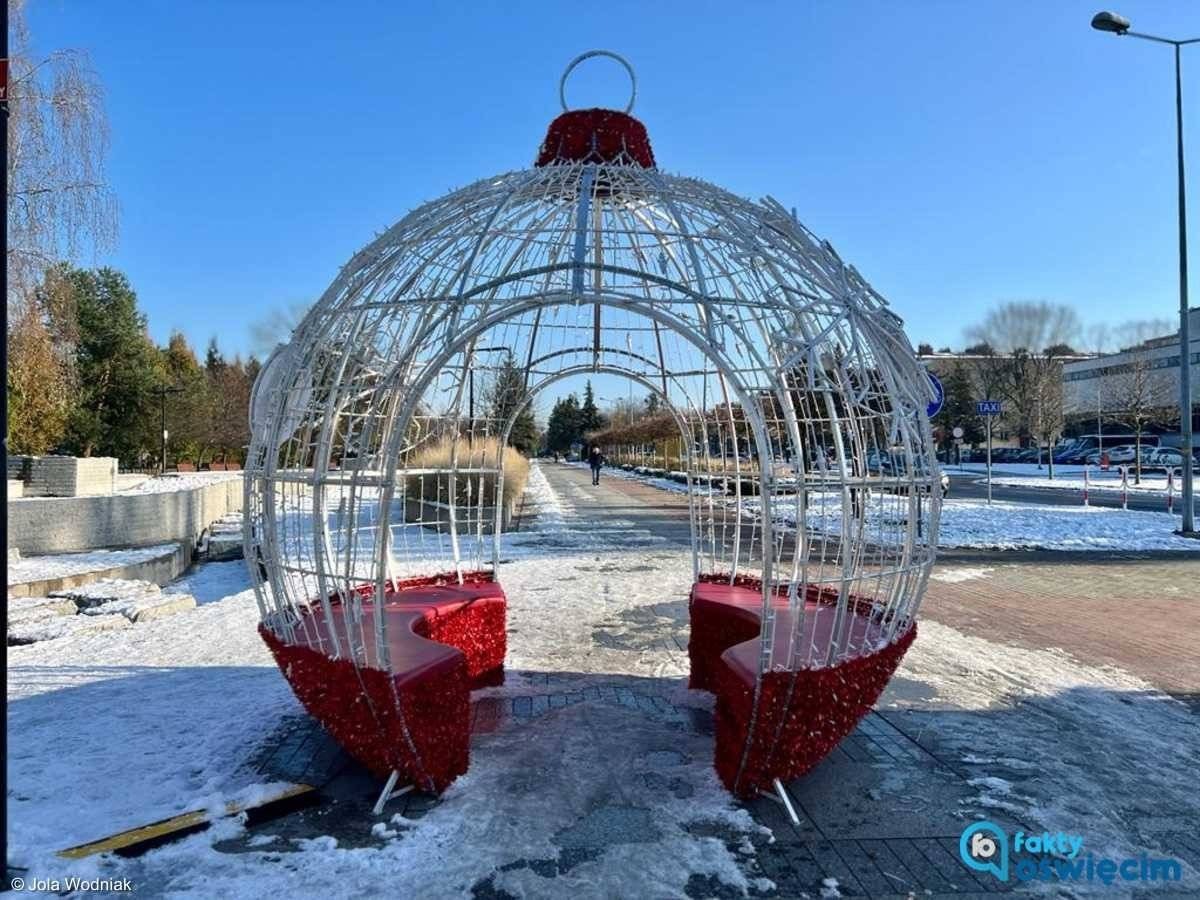 Świąteczne ozdoby w Oświęcimiu. Jeszcze nie wszystkie świecą – FOTO