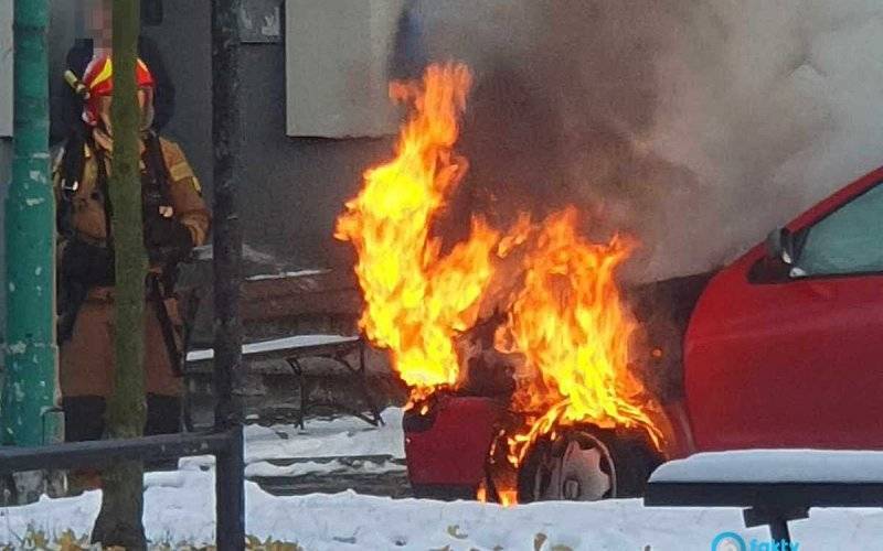 Zapalił się samochód stojący na parkingu. Inne pojazdy nie ucierpiały – FOTO