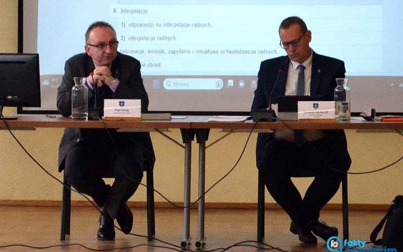 Ośmioro radnych chce odwołania przewodniczącego rady