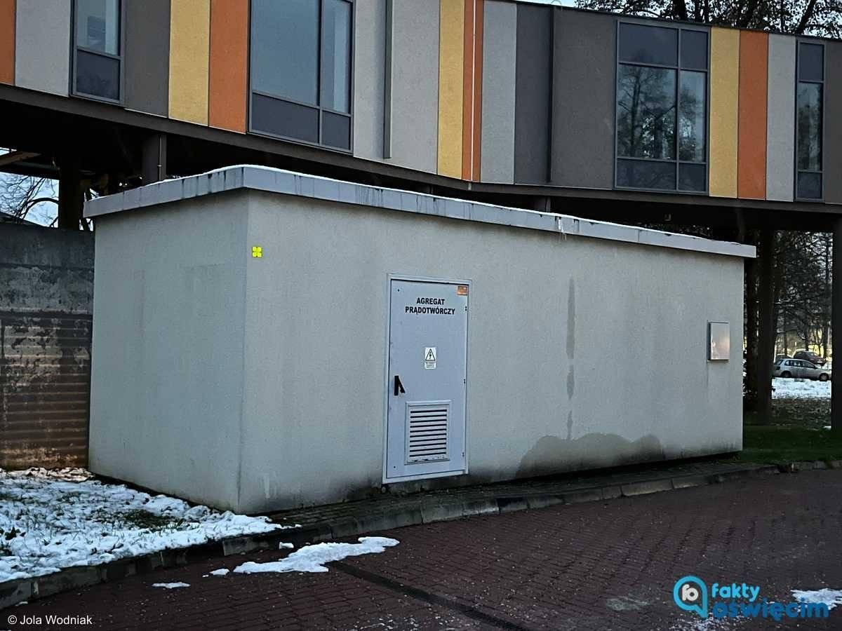 Szpital po pożarze stacji trafo zabezpieczają agregaty prądotwórcze – FILM