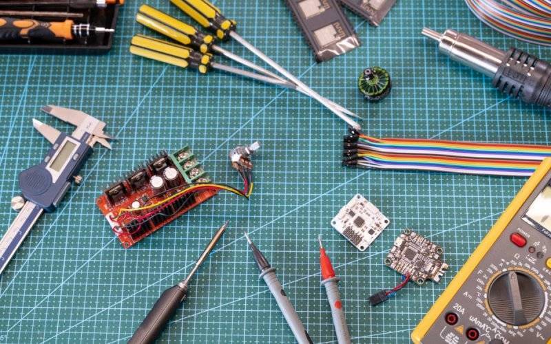 Kiedy powinno wykonywać się prace elektryczne przy budowie domu?
