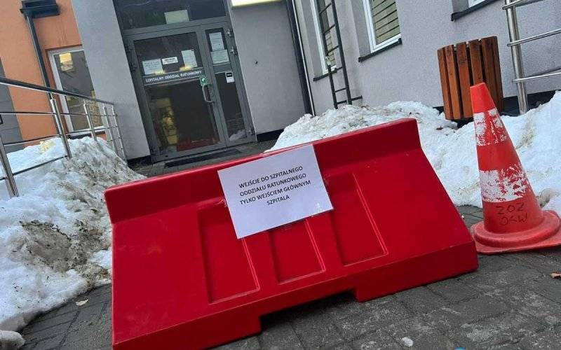Dach nad poczekalnią oddziału ratunkowego znów przecieka