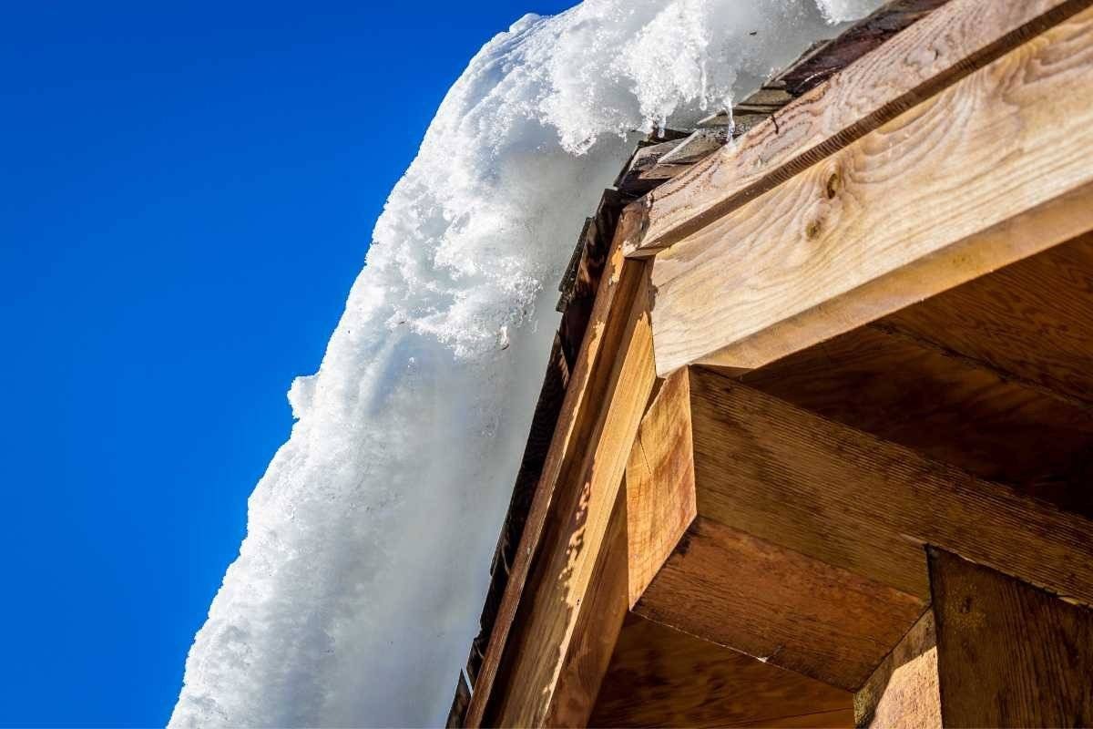 Mężczyzna zmarł podczas odśnieżania dachu
