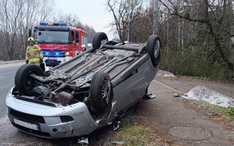 Zderzenie dwóch samochodów. Jeden dachował – FOTO