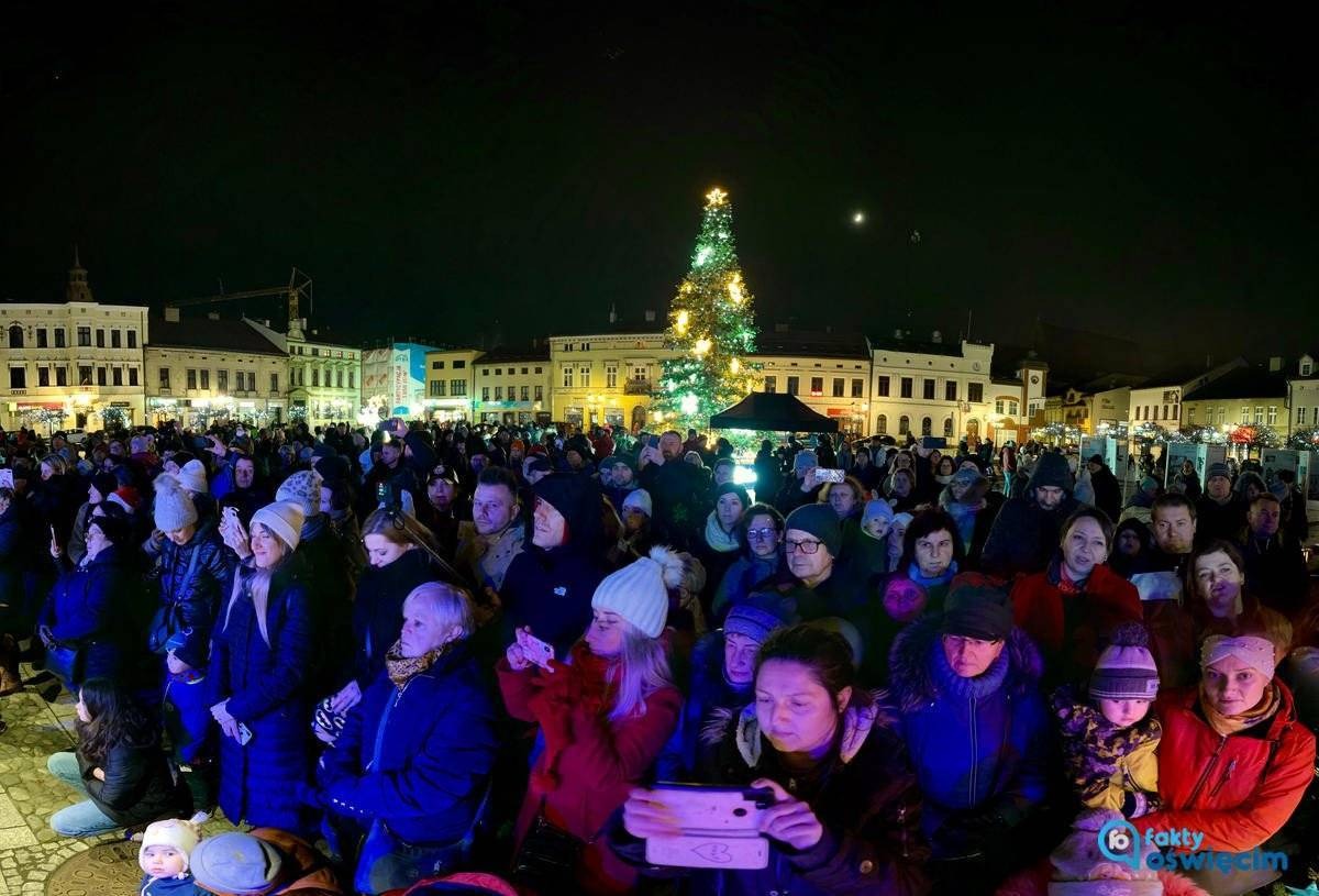 Tłumy na wigilii w sercu Oświęcimia – FILMY, FOTO