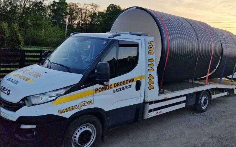 Ktoś ukradł lawetę pomocy drogowej w Brzeszczach