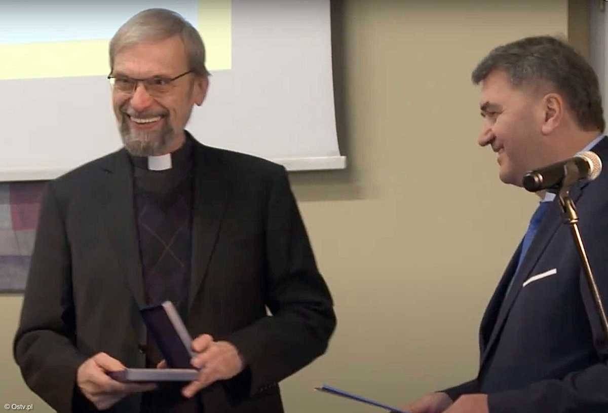 Ksiądz Manfred Deselaers z Medalem Miasta Oświęcimia