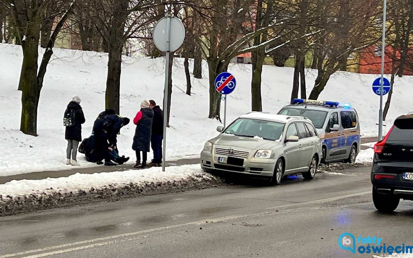 44-latek leżał przy chodniku. Pomogli przechodnie i kierowcy