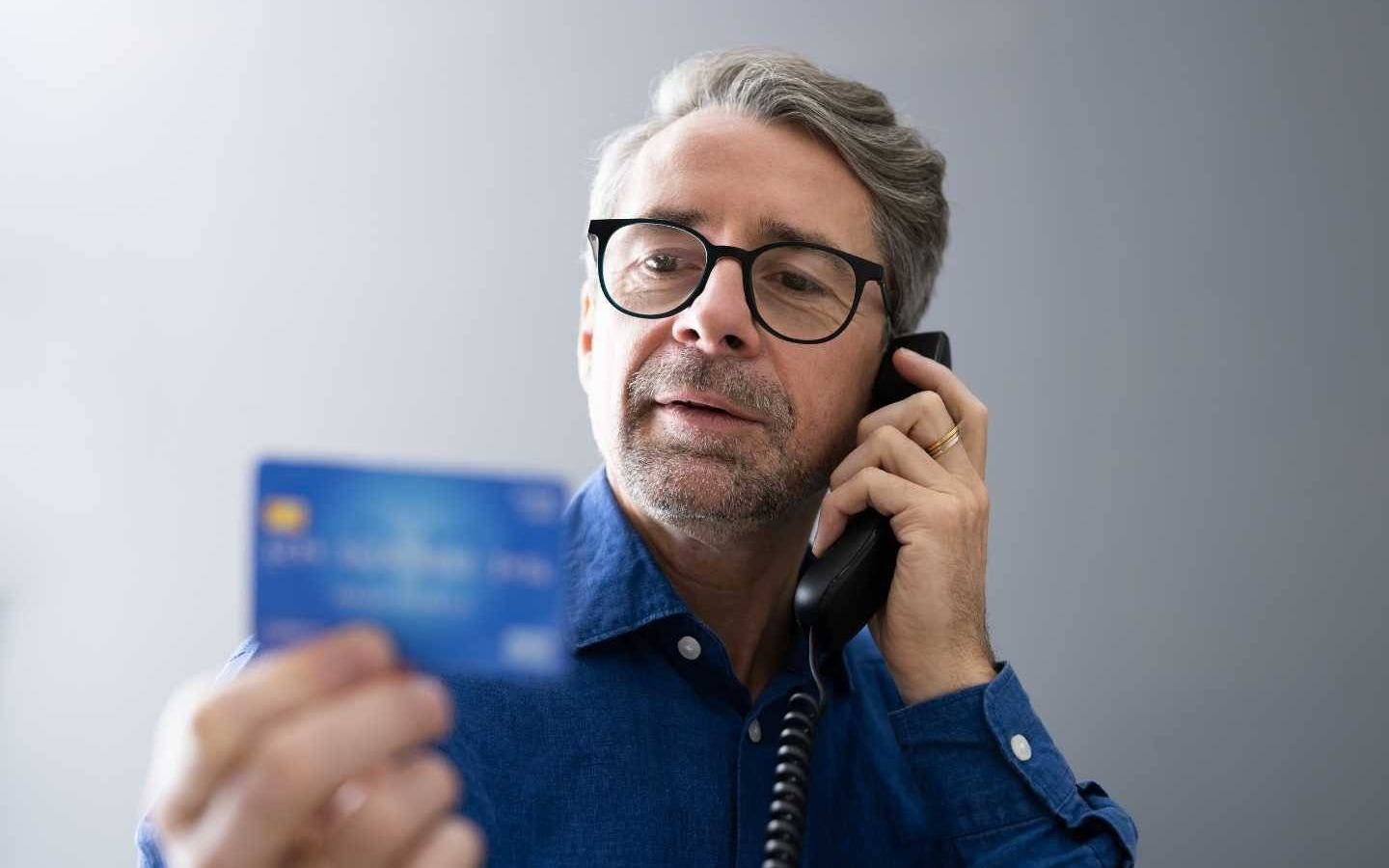 Uwierzył, że rozmawia z pracownicą banku i stracił pieniądze