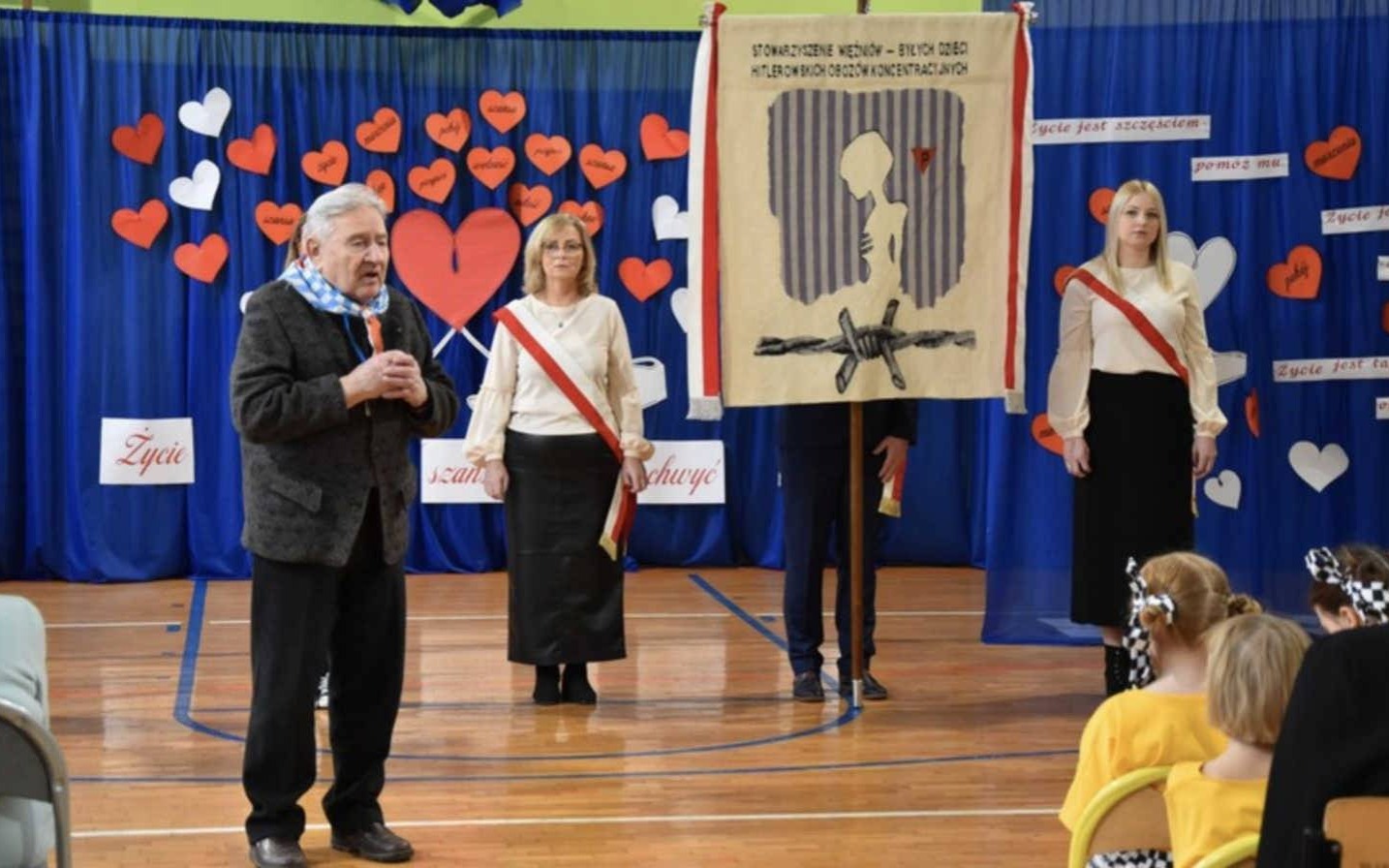 Historia, nauka i emocje: Szkoła w Brzezince z nowym sztandarem – FOTO
