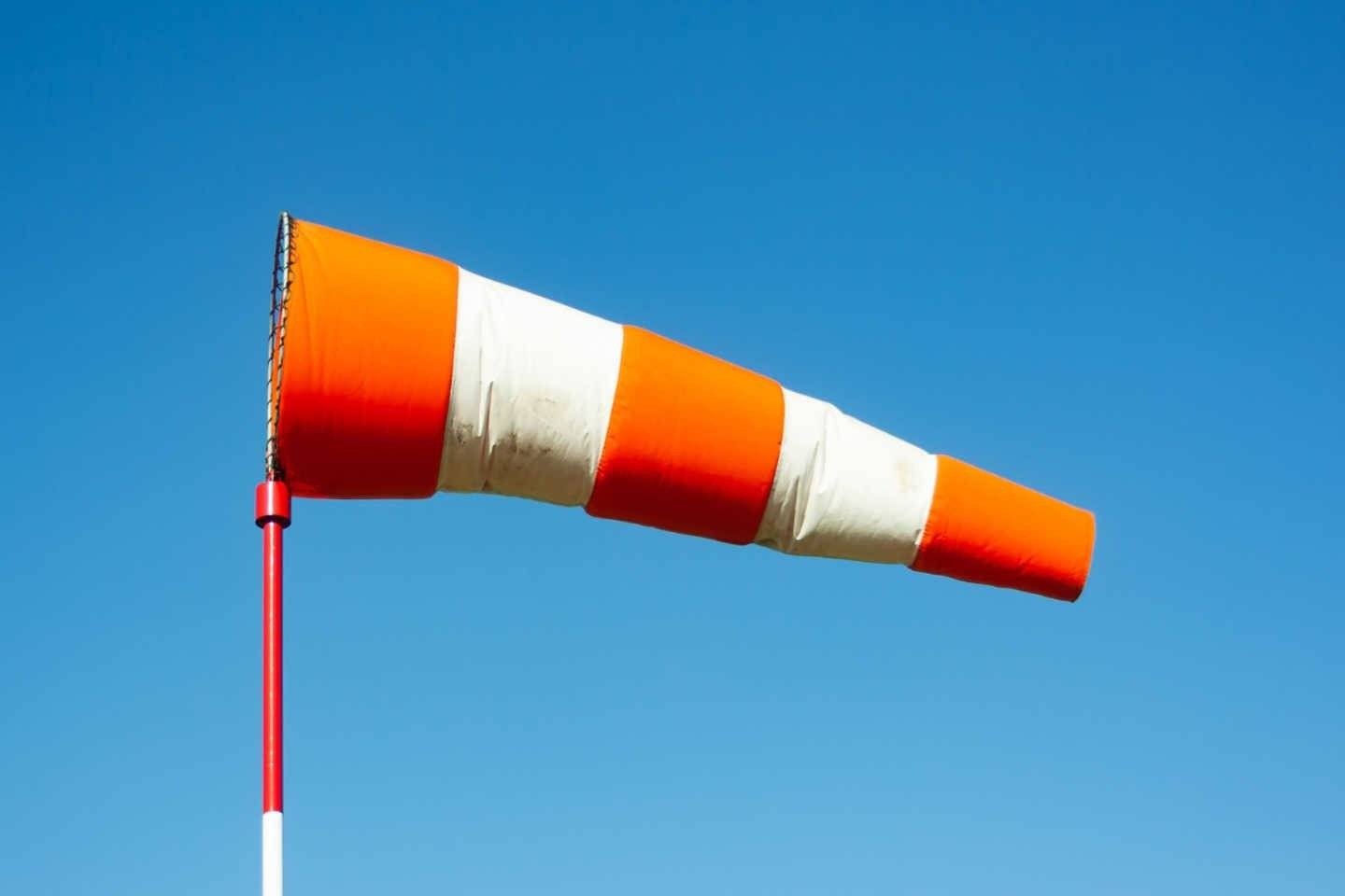 Alert meteorologiczny: Silny wiatr do 80 km/godz.