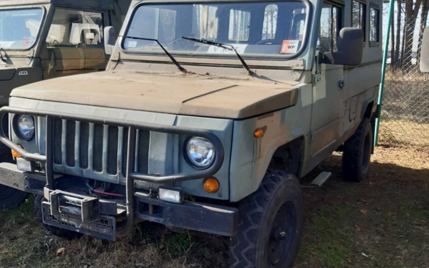 Do kupienia powojskowe samochody i sprzęt – FOTO