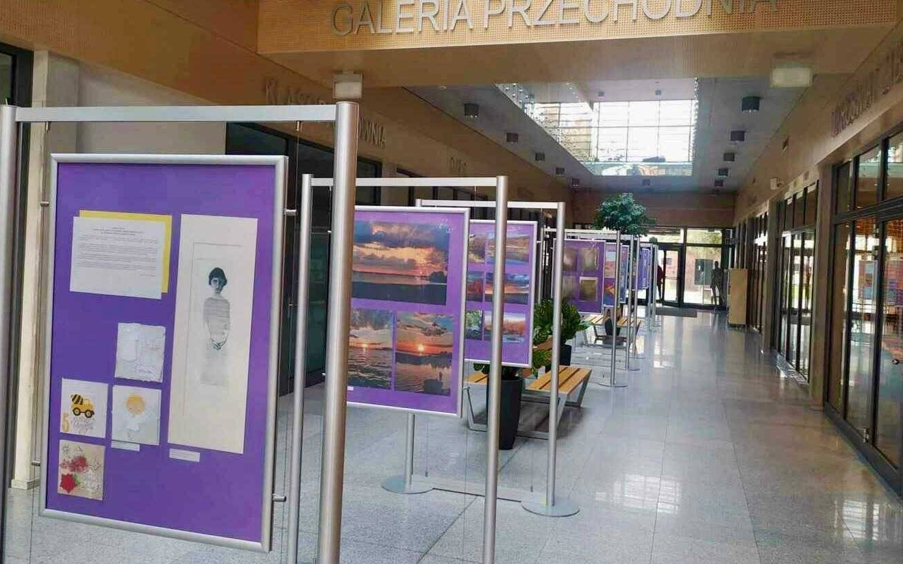 Wystawa szkolnej twórczości: Integracja przez sztukę – FOTO