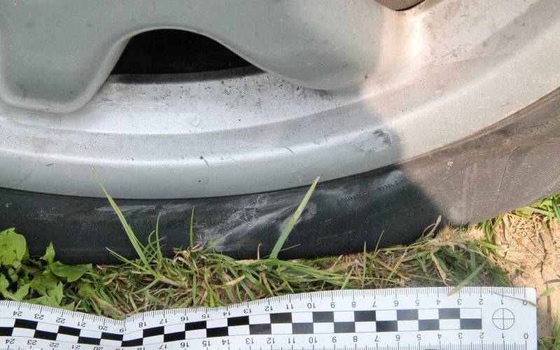 Uszkodził opony w kilku samochodach. Chuligan usłyszał zarzuty