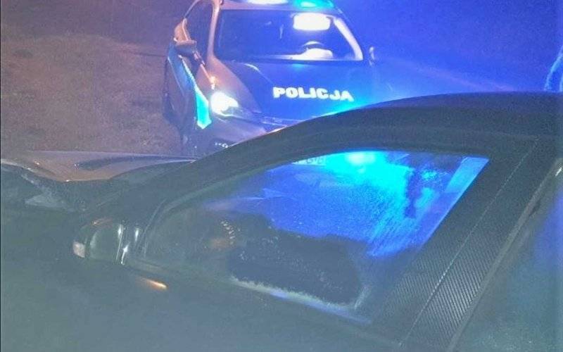 Wpadł przez spaloną żarówkę