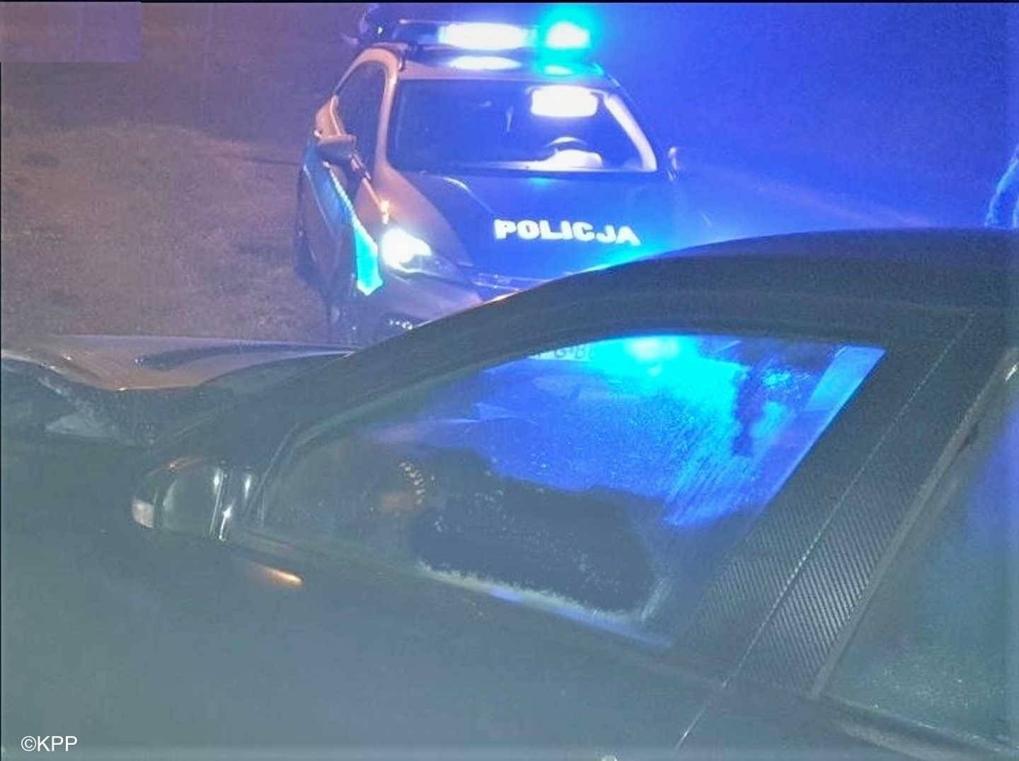 Wpadł przez spaloną żarówkę 