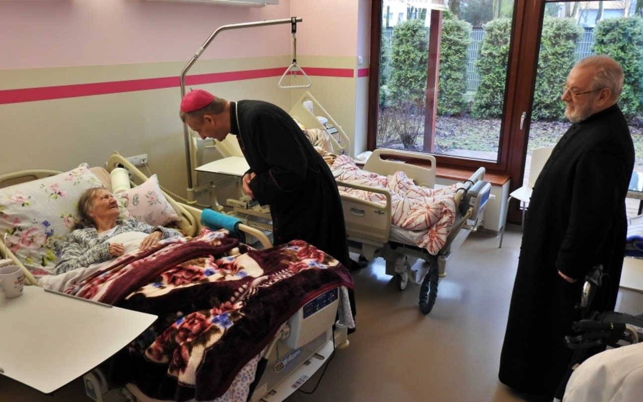 Biskup Pindel z wizytą w hospicjum – FOTO