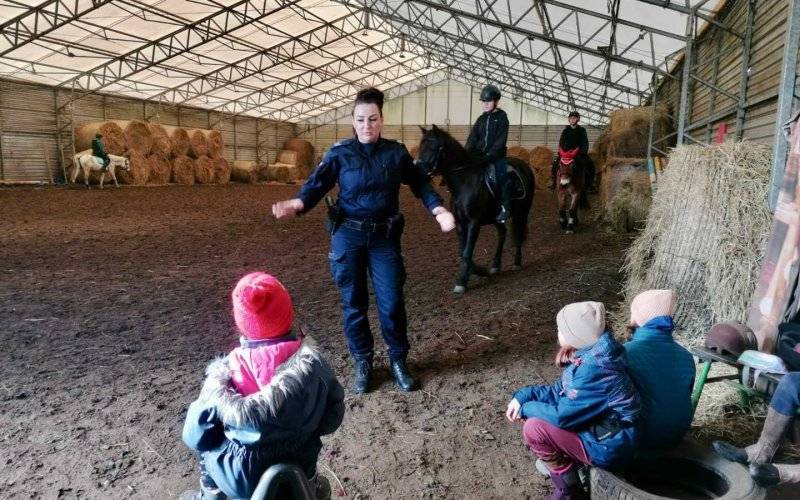 Zimowe wakacje pod okiem policji: Edukacja dla bezpieczeństwa – FOTO