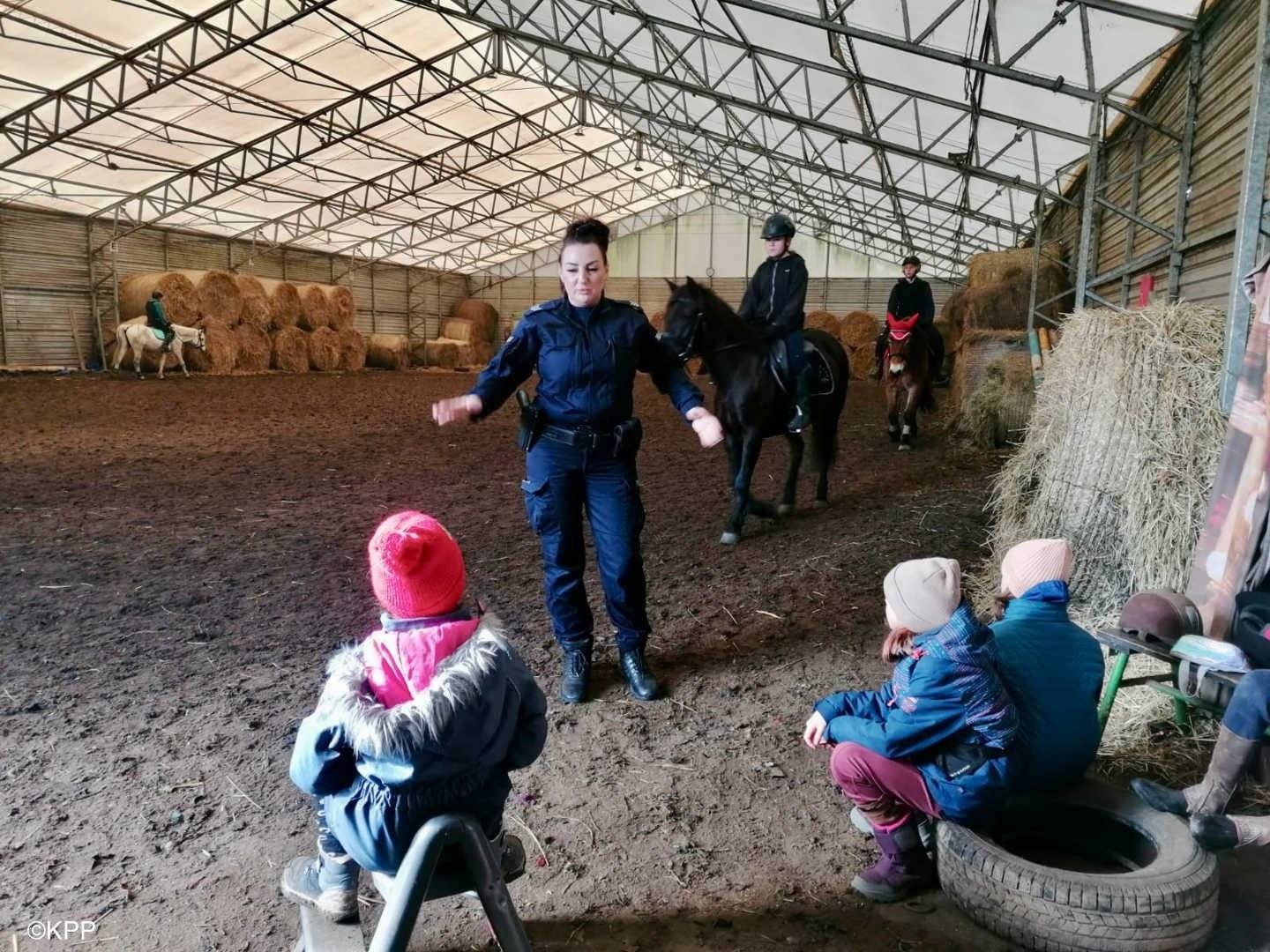 Zimowe wakacje pod okiem policji: Edukacja dla bezpieczeństwa – FOTO