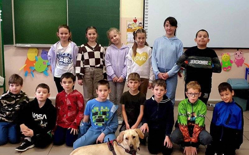 Czworonożny nauczyciel: Innowacyjne lekcje z Wallym – FOTO