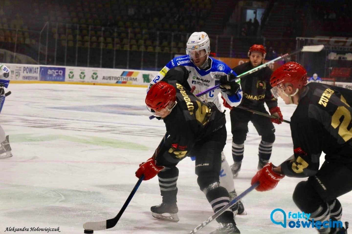 Zachować dystans i nie oglądać się na trójkolorowych 