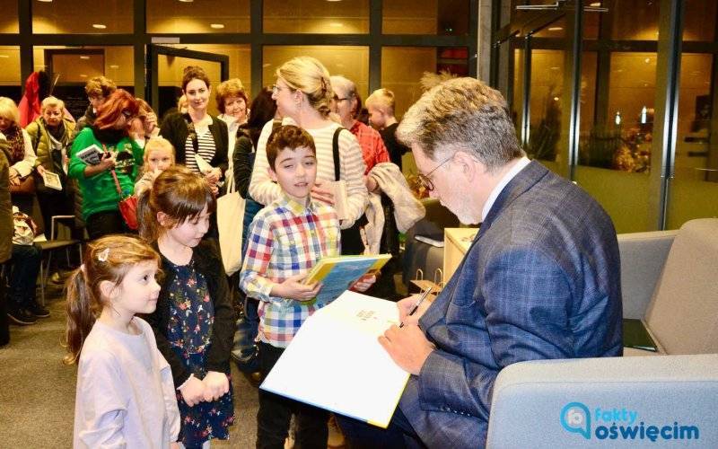 Pierwsze dyktando w Galerii Książki z Michałem Rusinkiem – FILM, FOTO
