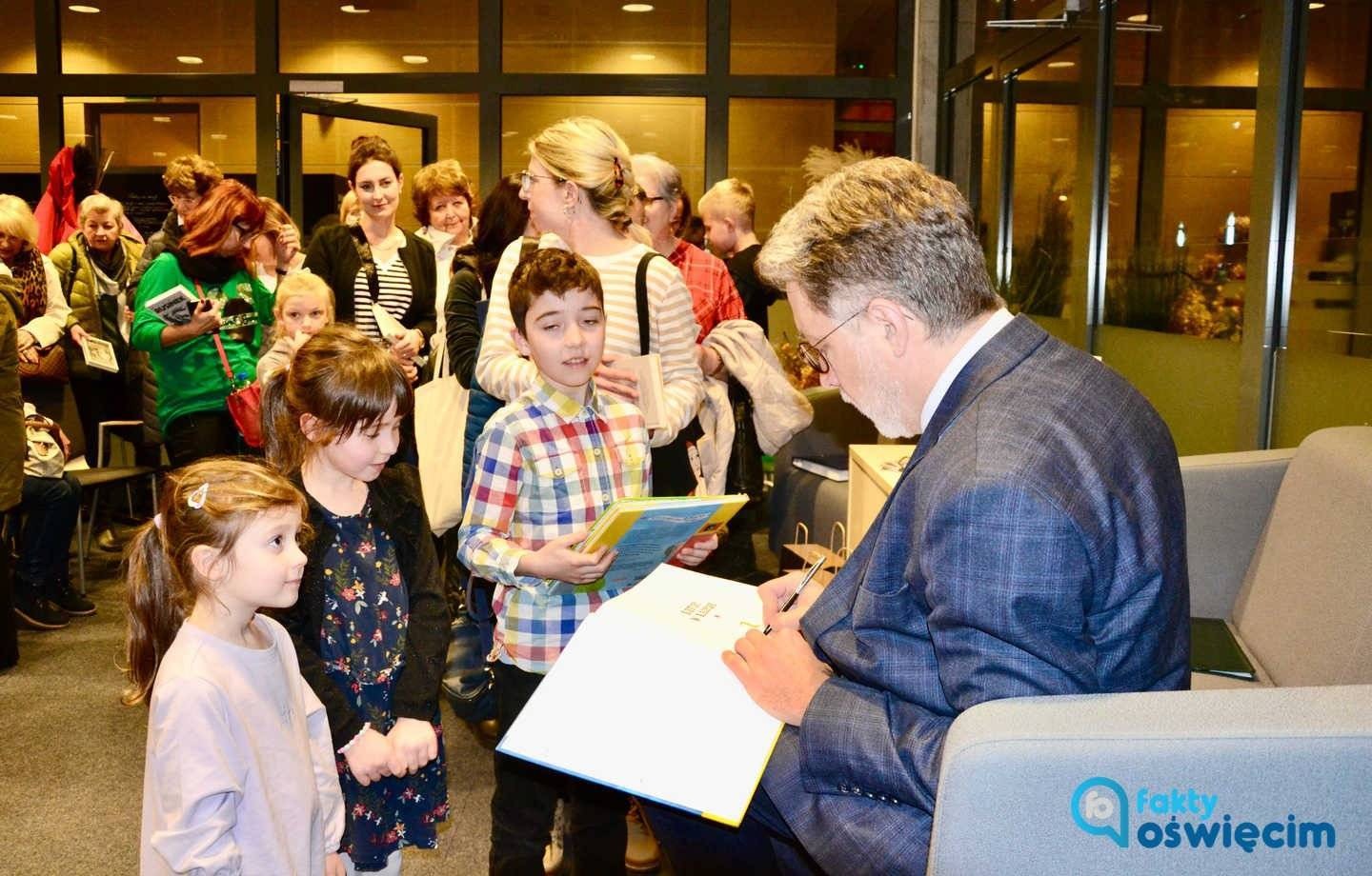 Pierwsze dyktando w Galerii Książki z Michałem Rusinkiem – FILM, FOTO 