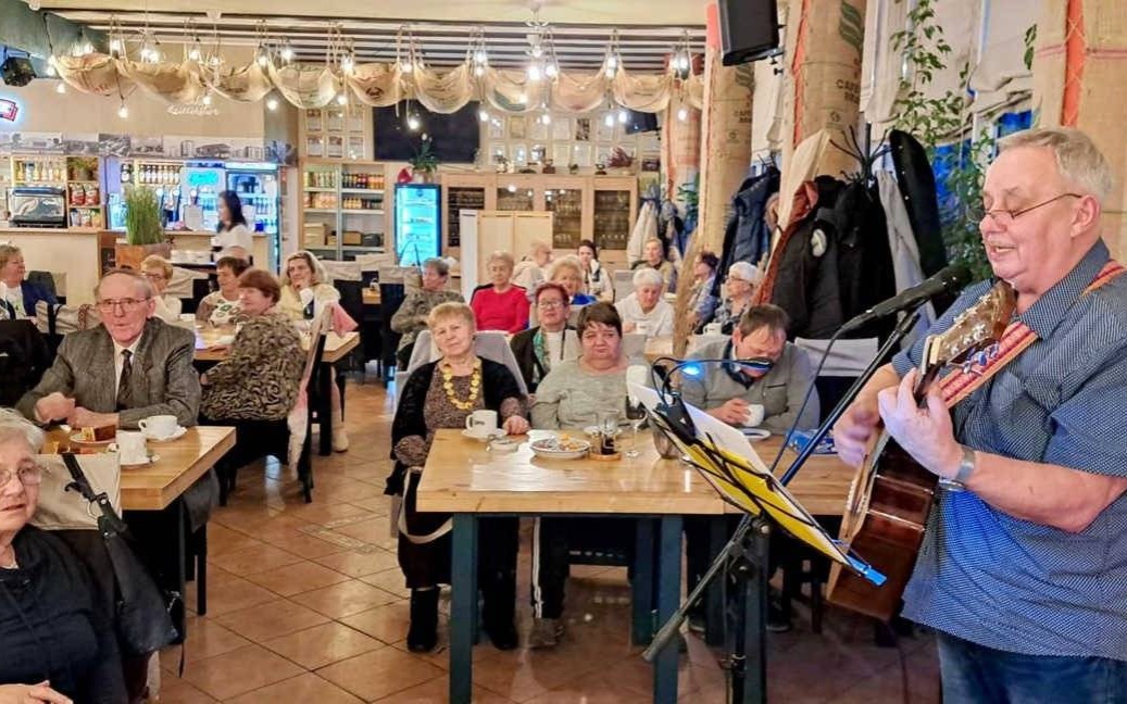 Spotkanie z poezją przy herbacie: W sercu muzyka i miłość – FOTO