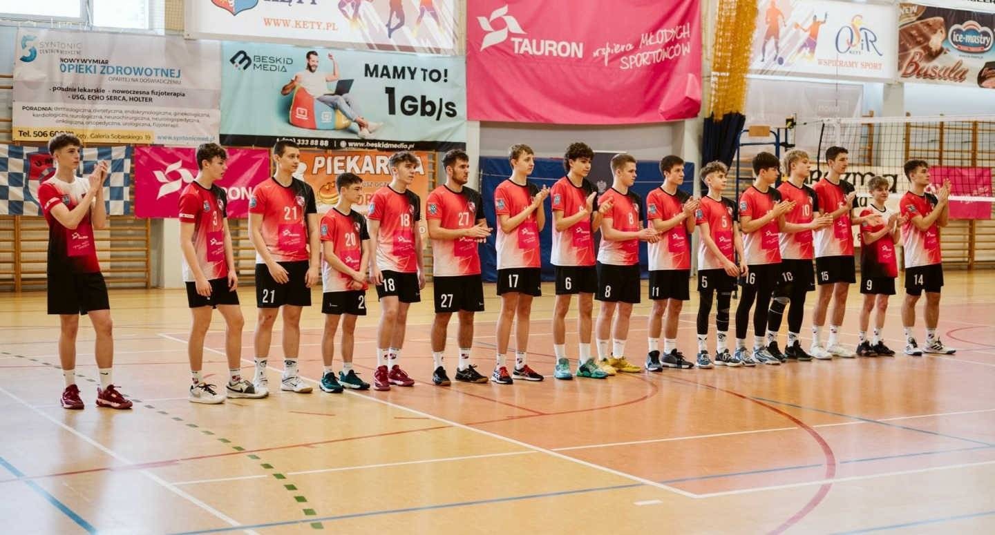 Młodzi siatkarze z Kęt grają dalej 