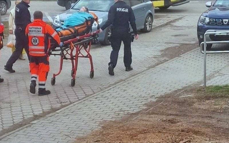Karetka nie mogła dojechać do pacjentki, bo kierowcy zablokowali drogę
