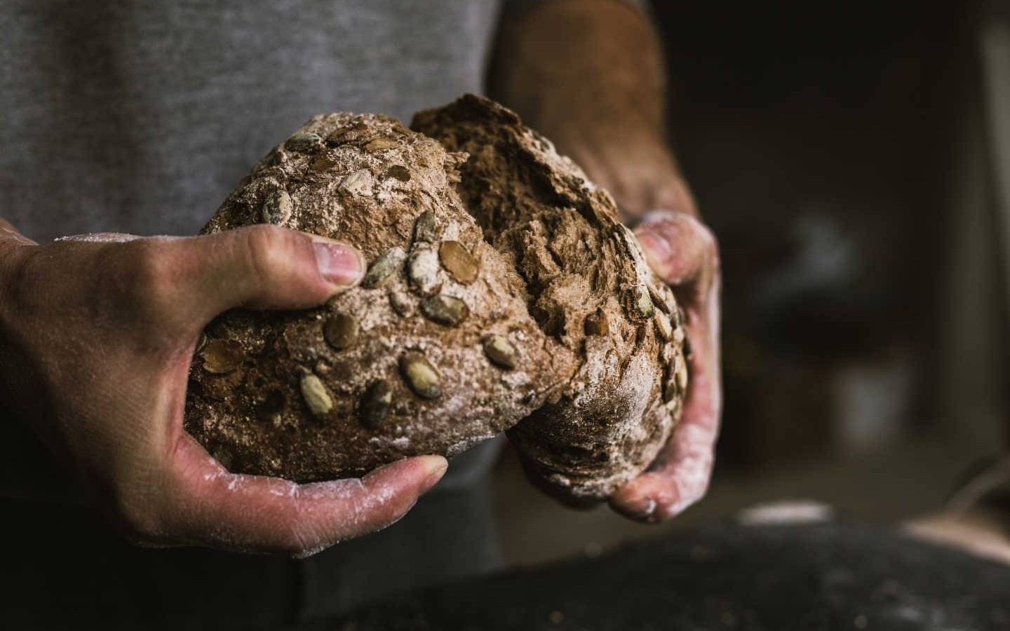 Potrzebujący dostają chleb bezpłatnie