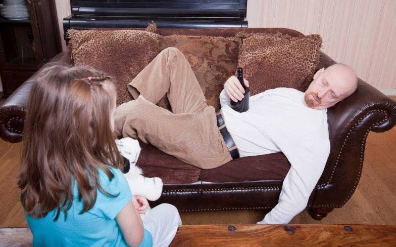 Pijany ojciec wpadł podczas wizyty dzielnicowych
