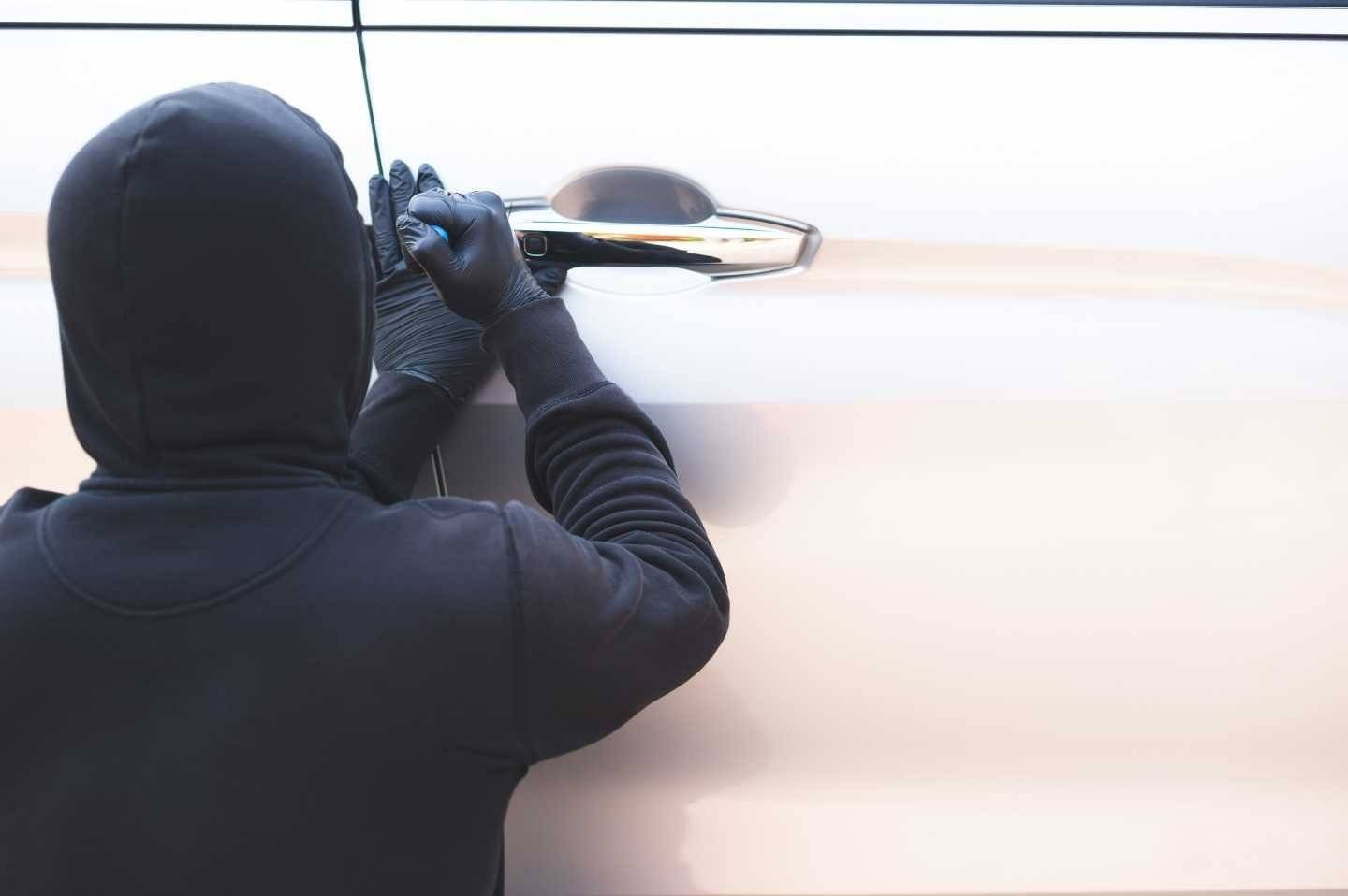 Grożąc nożem zabrali telefon. Ukradli też samochód i zamiatarkę