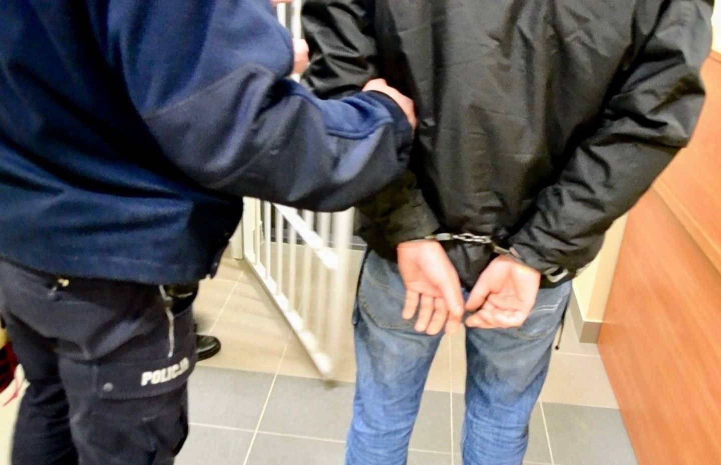 Rzucał kostkami brukowymi w dom. Był pijany