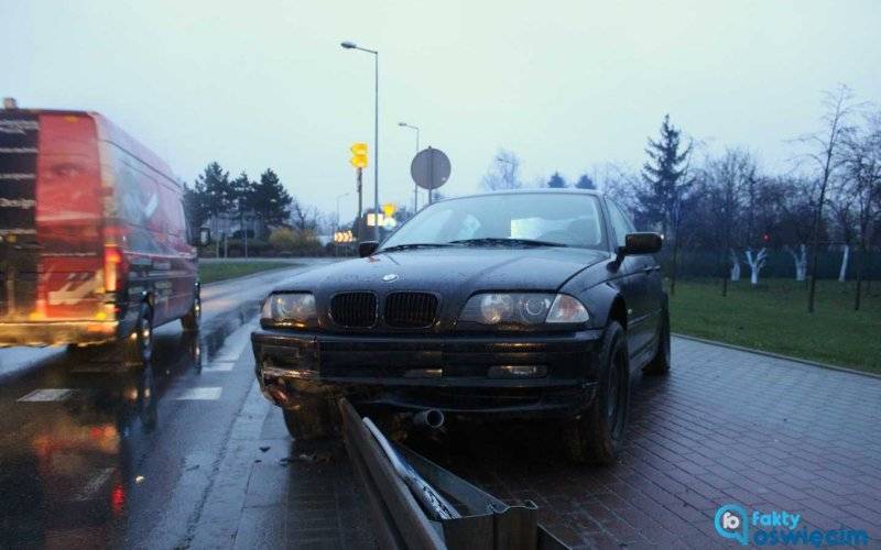Jechał za szybko i uderzył w znak. Zatrzymała go barierka – FOTO