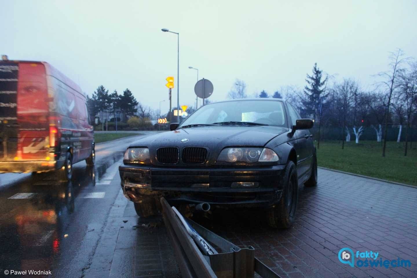 Jechał za szybko i uderzył w znak. Zatrzymała go barierka – FOTO