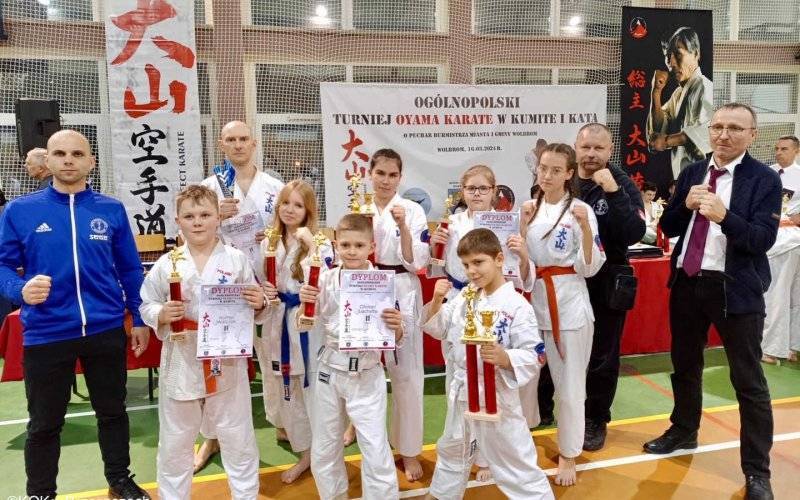 Karatecy z Brzeszcz z workiem pełnym medali – FOTO