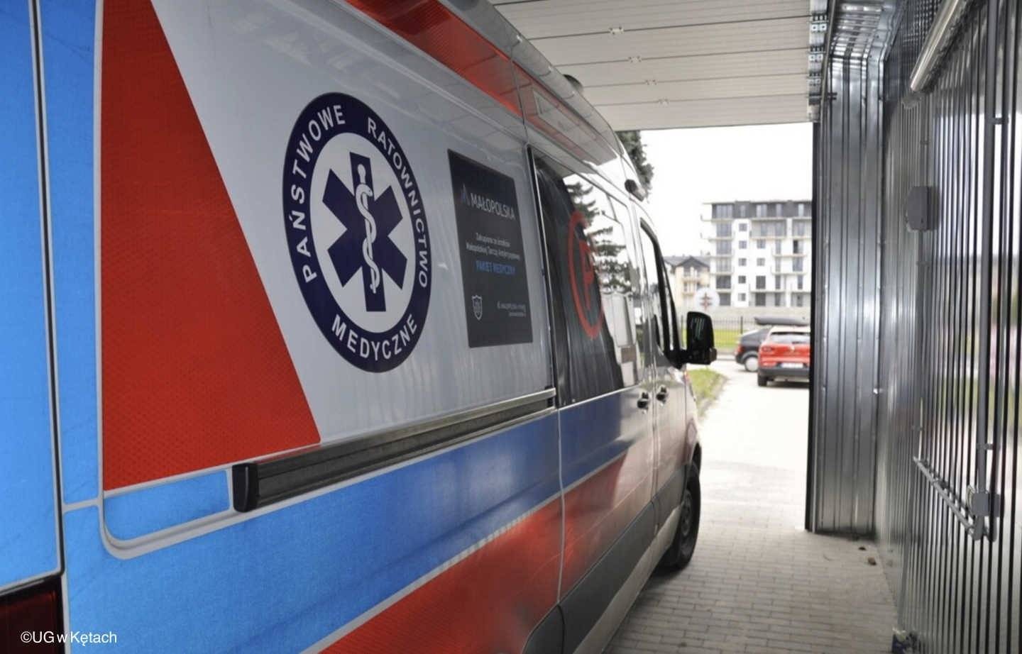 Ambulans już nie będzie stał „pod chmurką” – FOTO