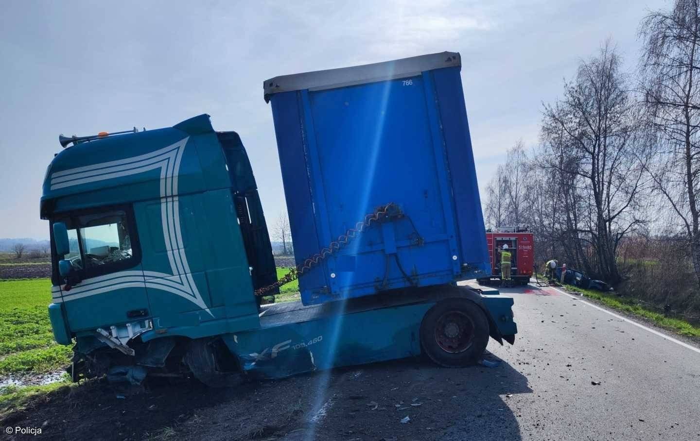 Uderzył osobówką w tira i wpadł do rowu – FOTO